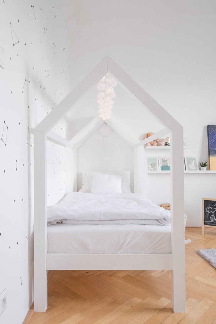 Biela detská posteľ v tvare domčeka s vlastným LED osvetlením