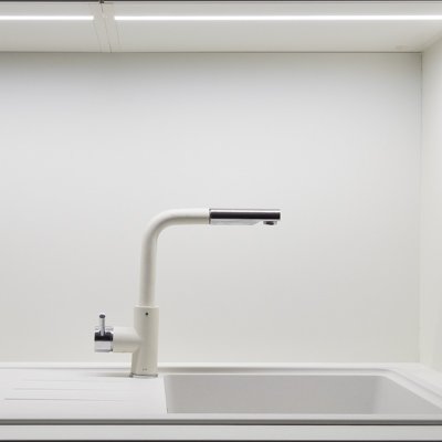 Biely kuchynský drez s LED podsvietením zospodu vrchných skriniek
