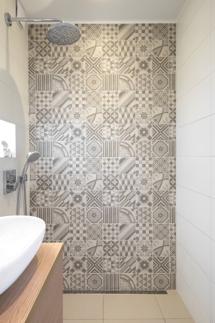 Mozaikový obklad v sprchovom kúte malej kúpeľne