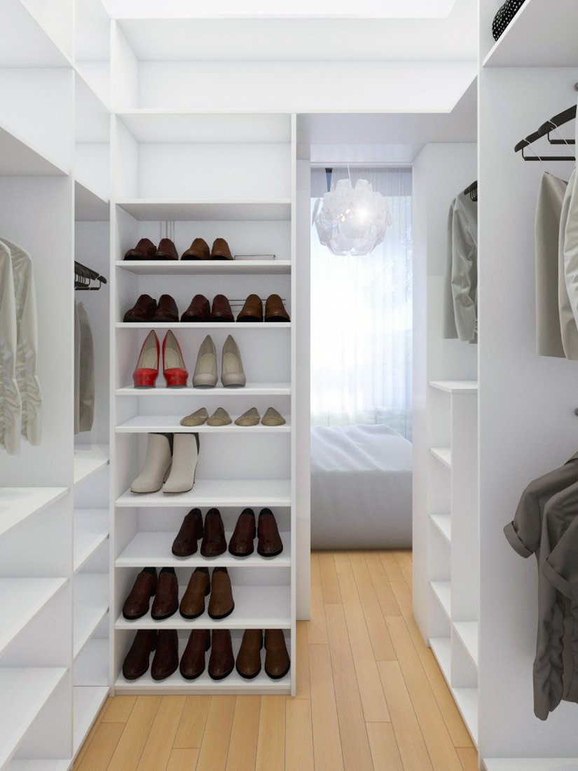Priestranný otvorený šatník v spálni s množstvom úložného priestoru a odloženými topánkami či oblečením