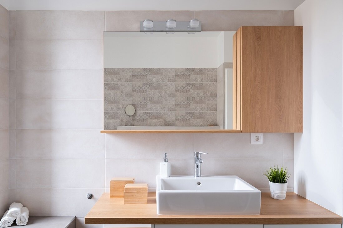 Drevená kúpeľňová skrinka so zrkadlom na mieru s podsvietením, ladiaca so skrinkou pod umývadlom