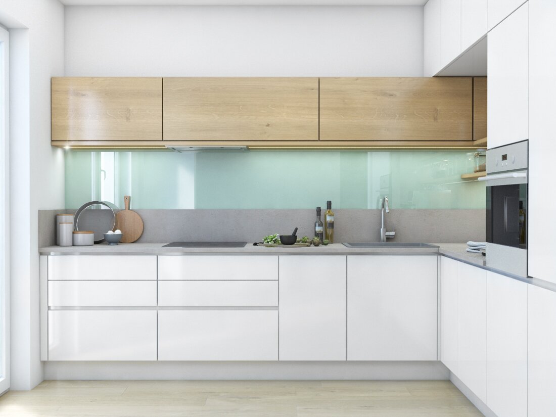 Biela lesklá kuchyňa tvaru L s lesklou mentolovou zástenou a drevenými skrinkami pozdĺž steny pri okne