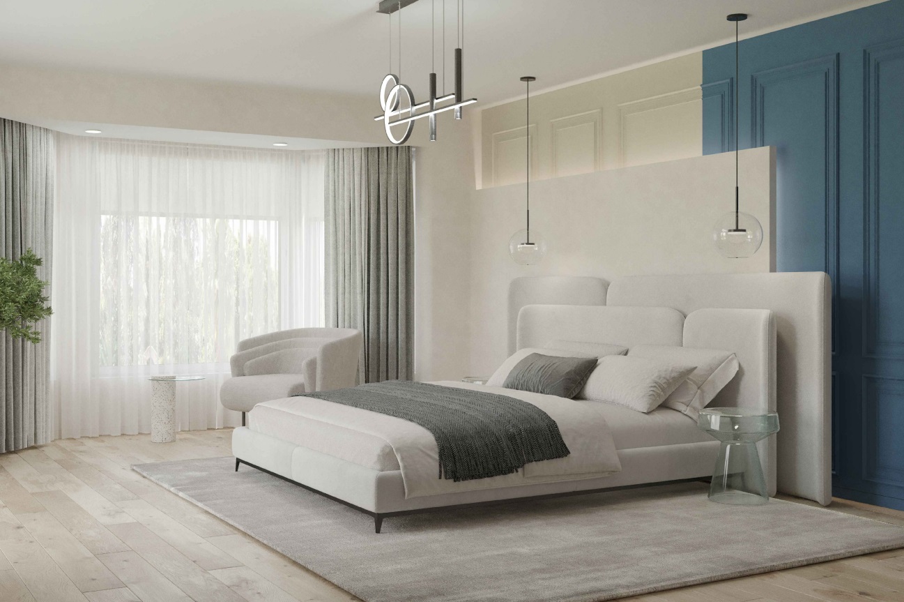 Luxusná priestranná spálňa so štýlovým bielym kreslom a posteľou so sklenenými stolíkmi a visiacimi svietidlami